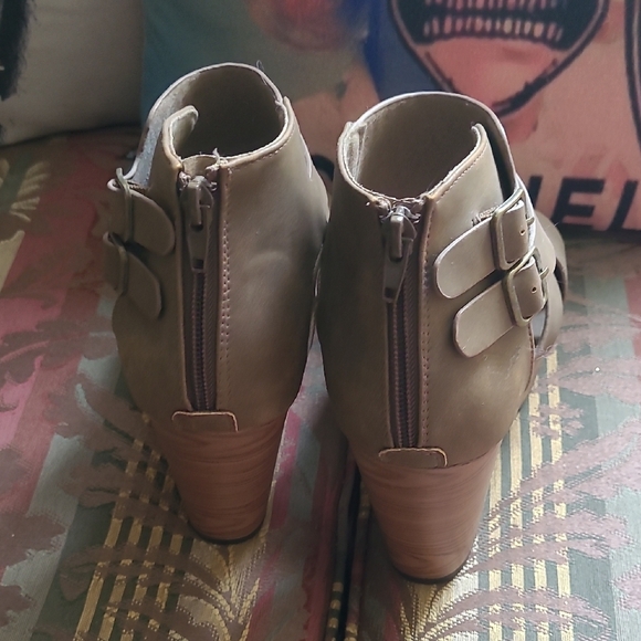 Pierre Dumas Tan Heeled Boots with Western Influence - Picture 3 of 6